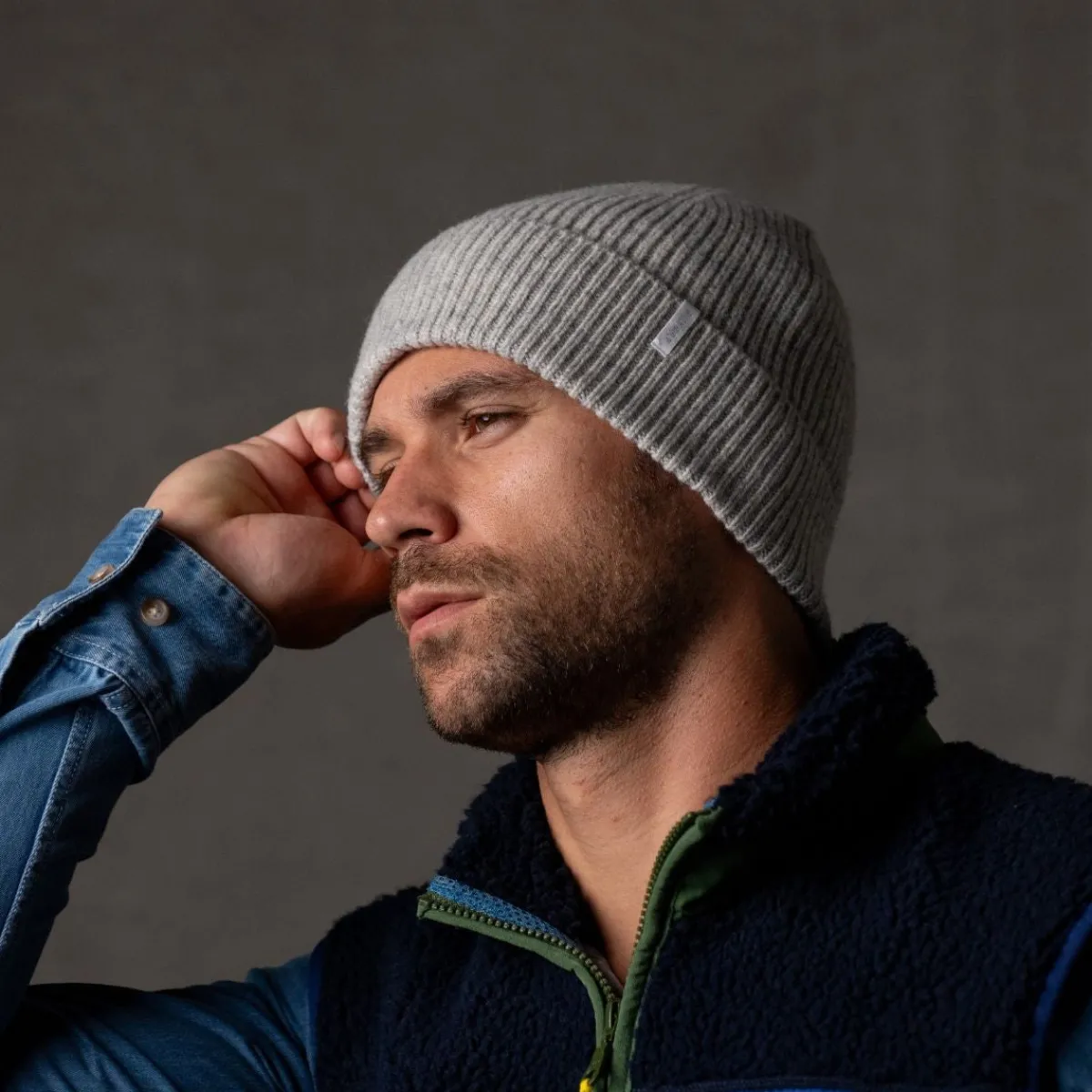 bonnet_en_laine_dagneau_gris_3.webp BILLYBELT Bonnet en laine d'agneau Gris> Bonnets