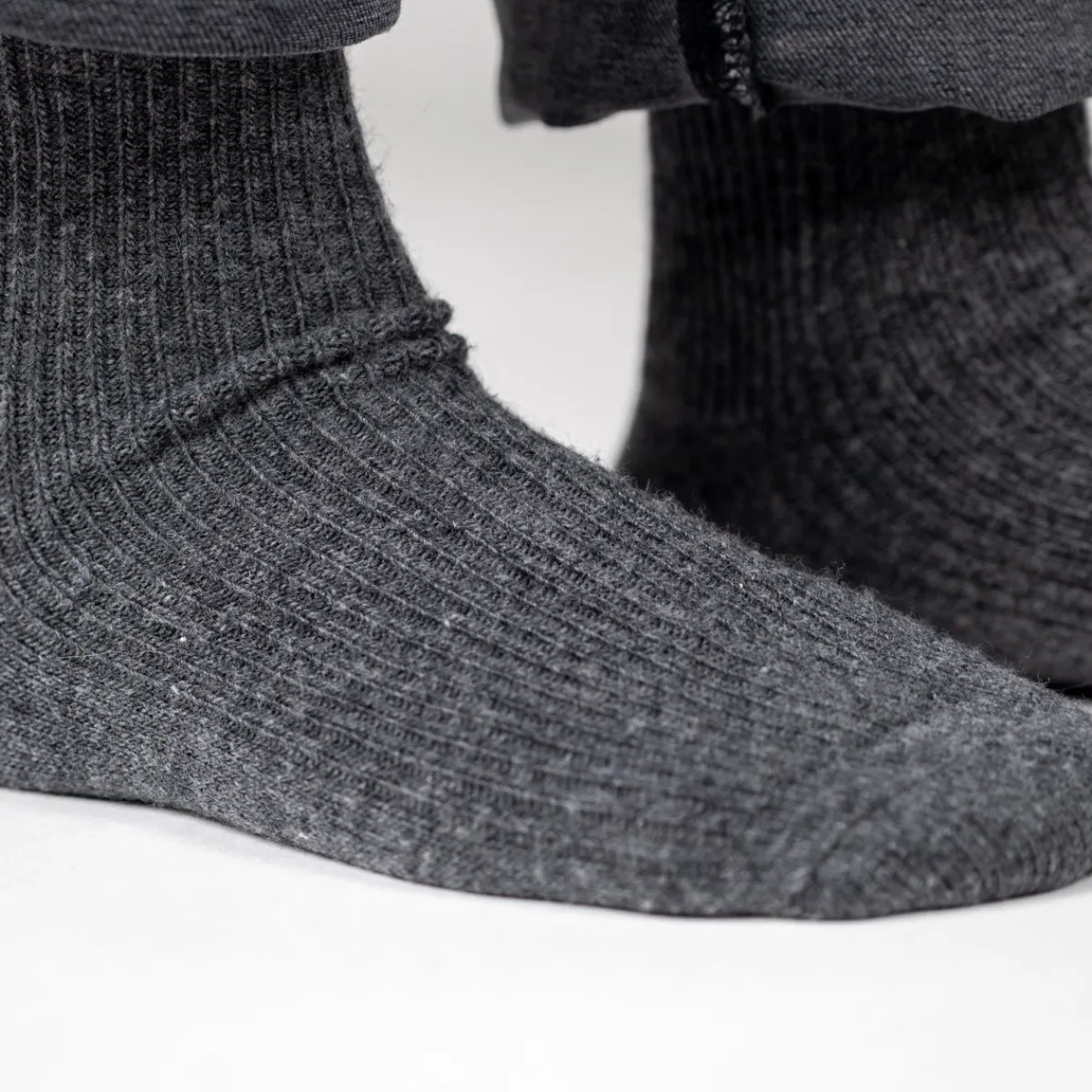 chaussettes_en_laine_avec_angora_gris_fonc_3.webp BILLYBELT Chaussettes en laine avec angora>Femme Chaussettes Chaudes | Chaussettes Unies